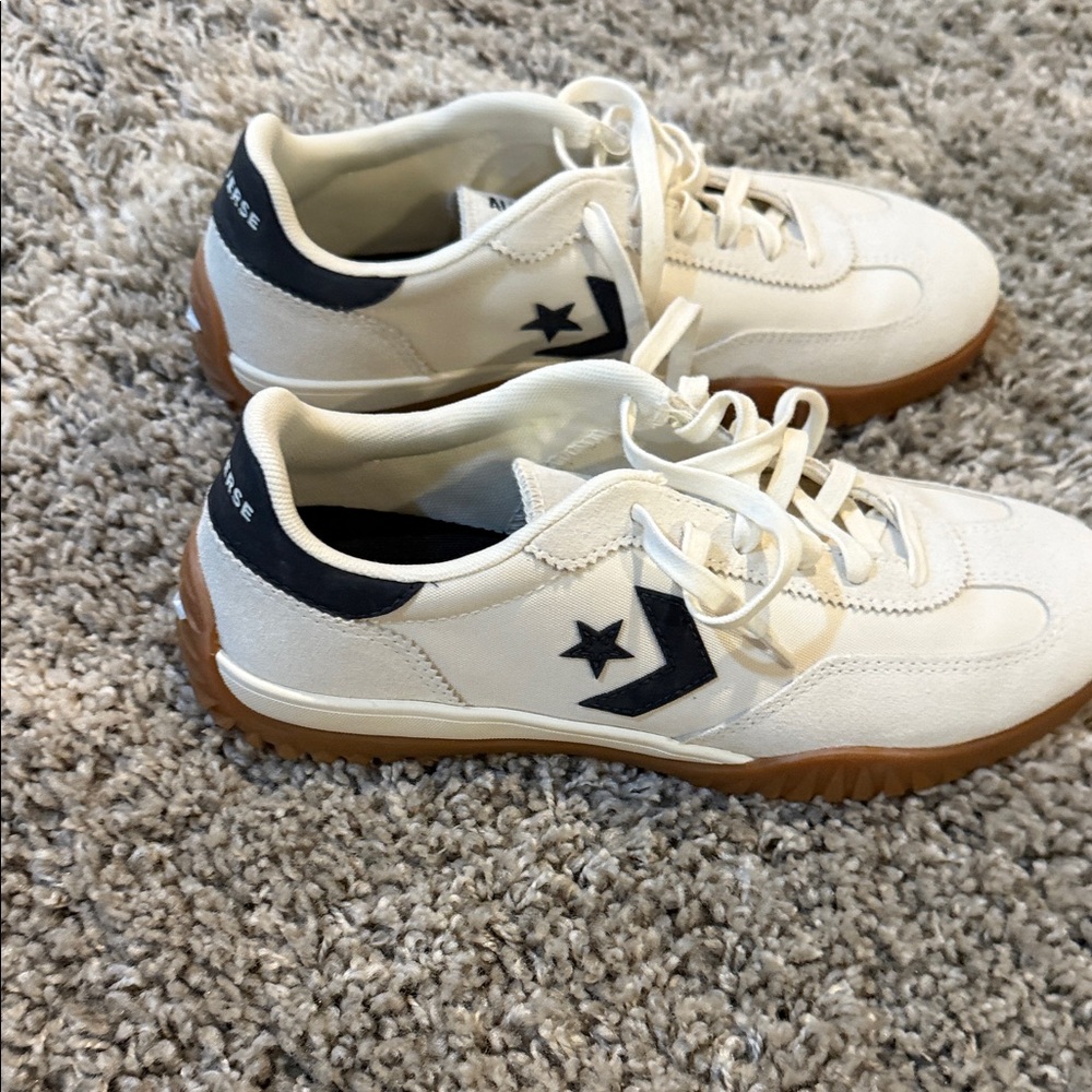 Run Star Trainer Converse Cream Low-Top Sneakers with Black Star and Gum Sole